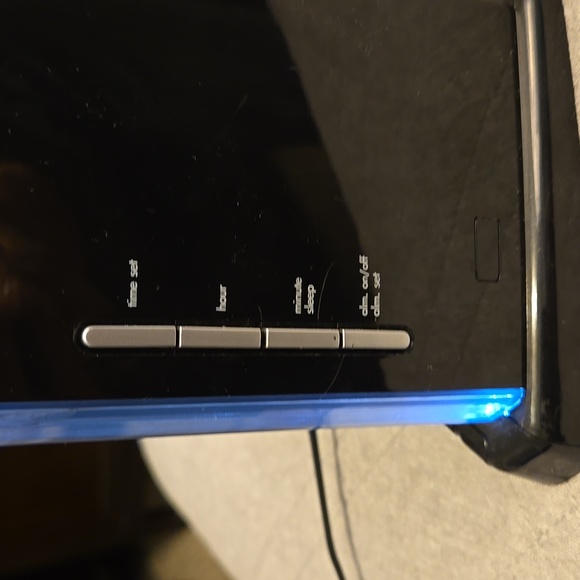 iHome iH4 Alarm Clock Speaker System with Dock for iPod (Black) - Picture 5 of 7